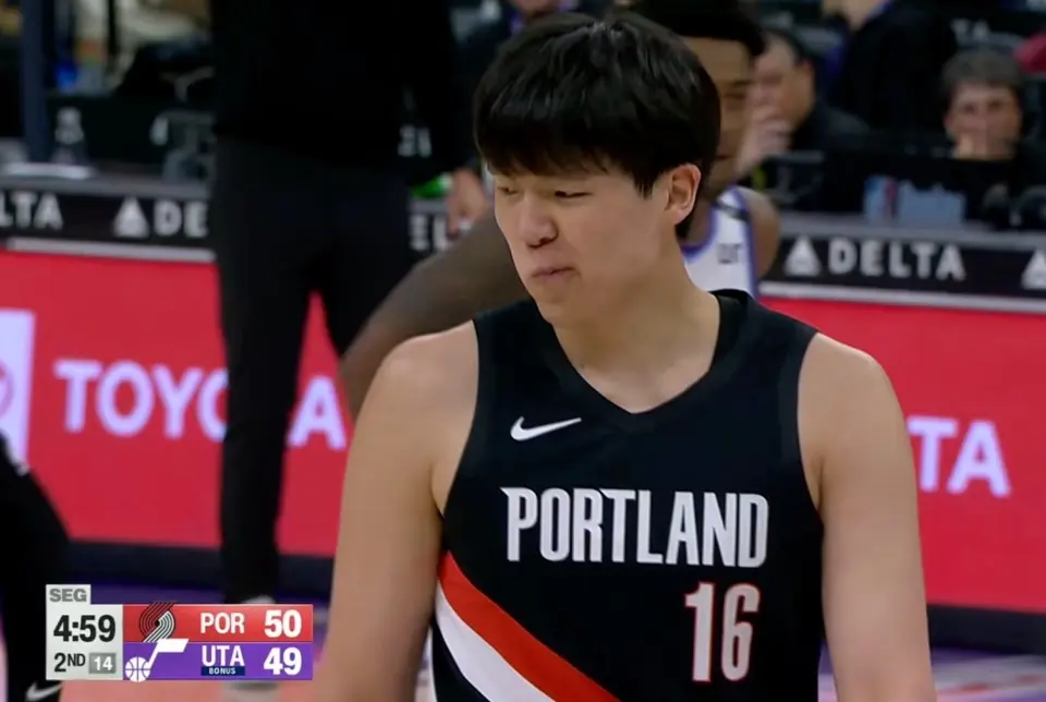 尊享配资 杨瀚森主动拉对手遭拒，触碰NBA“江湖”规矩，真别做老好人了！